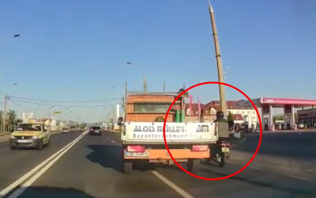 VIDEO: Scuterist șicanat în trafic de șoferul unei autoutilitare - „A tras către el ca să îl dezechilibreze”