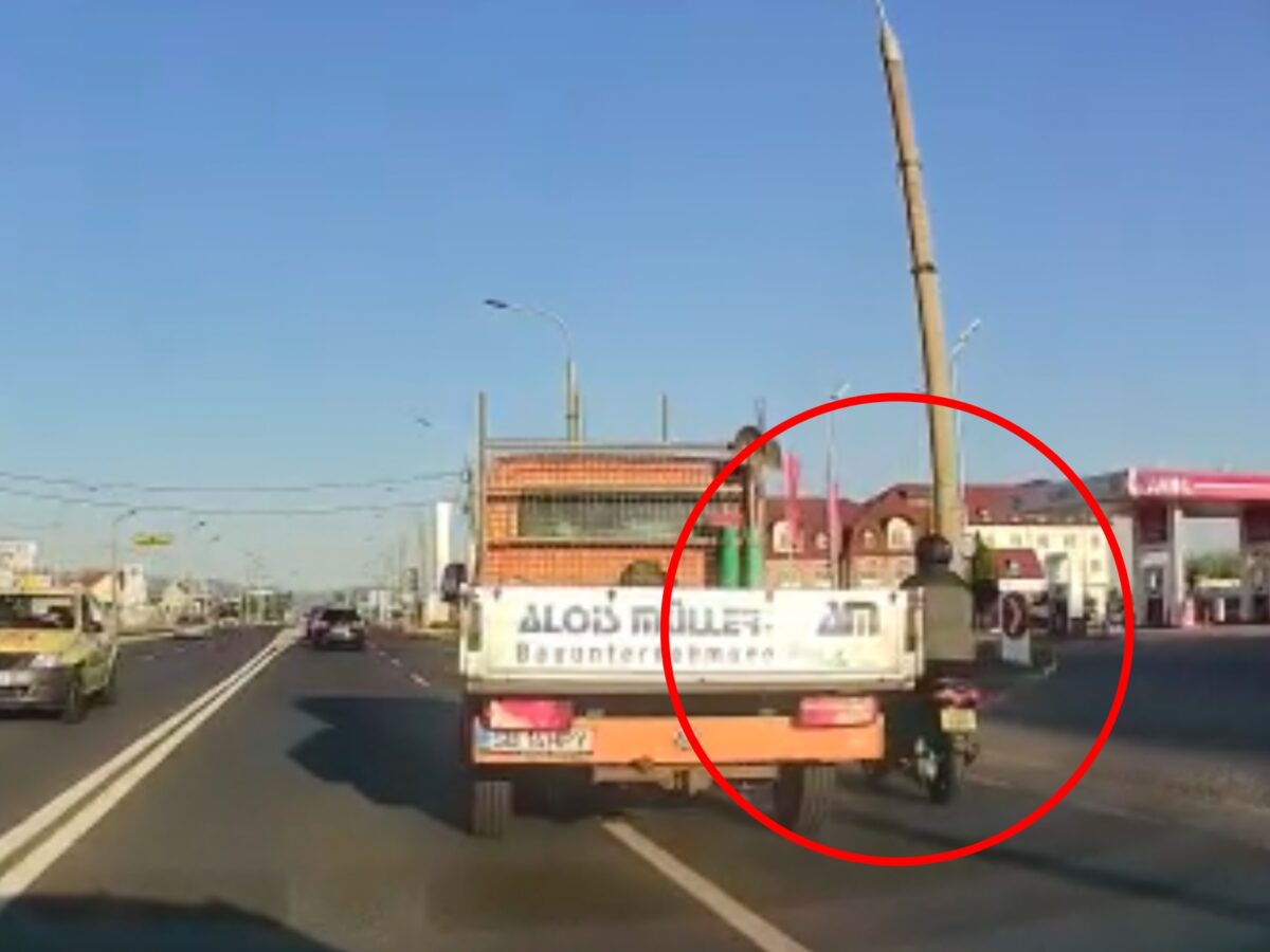 VIDEO: Scuterist șicanat în trafic de șoferul unei autoutilitare - „A tras către el ca să îl dezechilibreze”