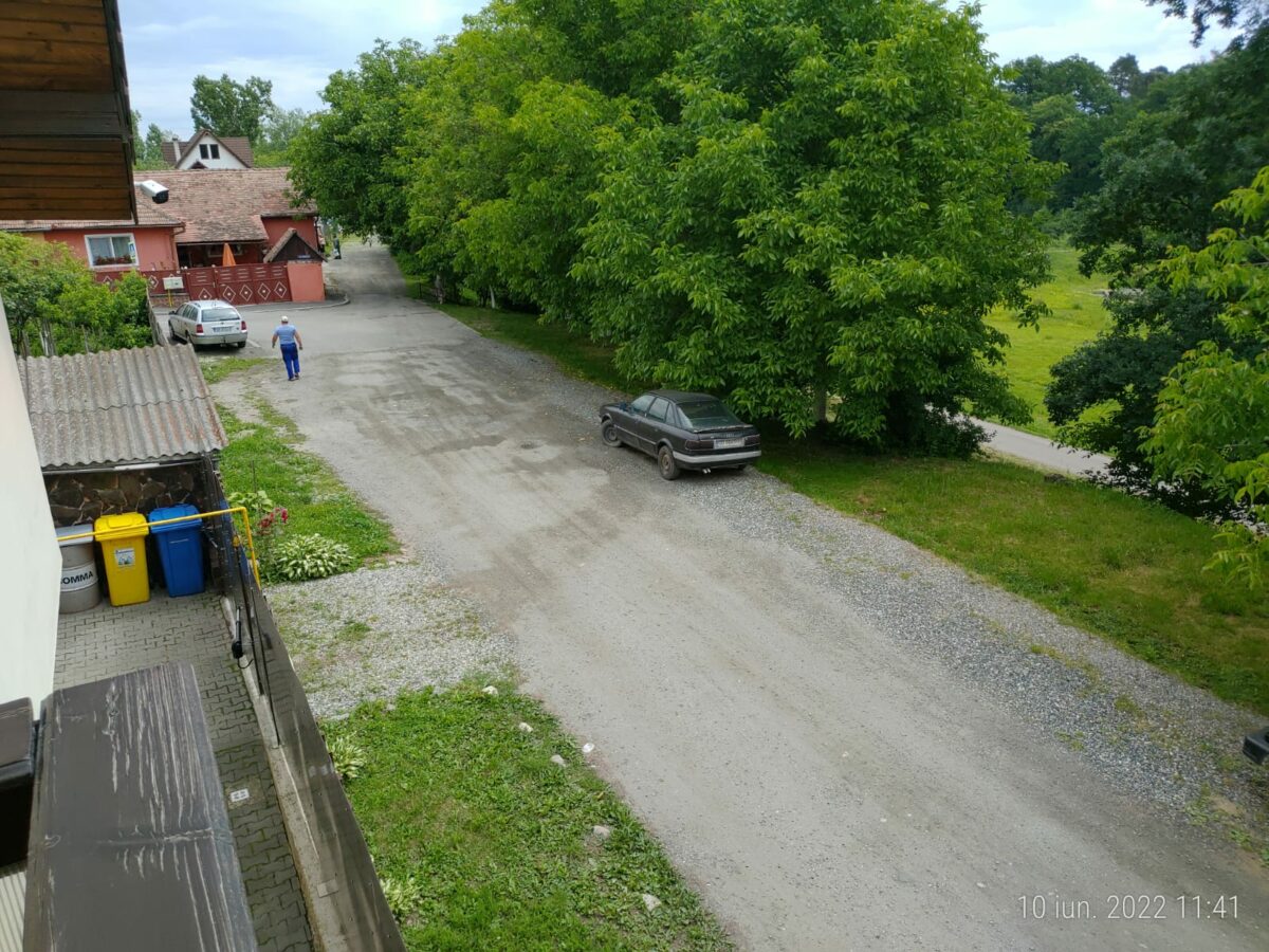 video calvarul de pe strada iazului - „nu poți sta în curte la cât de mult praf e” – primăria spune că se va asfalta ”în viitor”