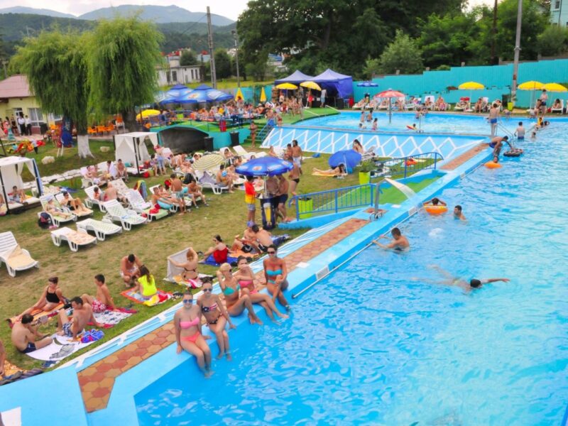 Piscinele din județul Sibiu dau startul distracției – Petreceri cu spumă, DJ cunoscuți și prețuri de la 15 lei