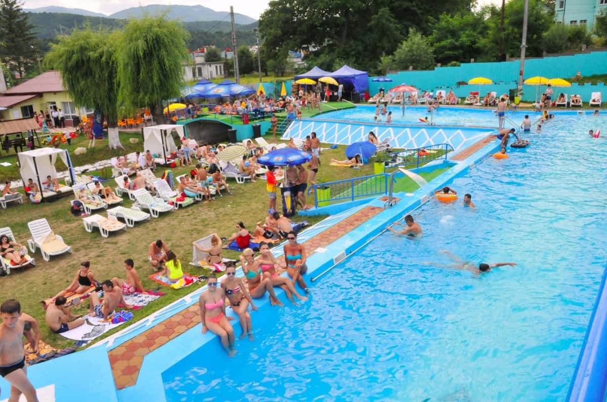 piscinele din județul sibiu dau startul distracției – petreceri cu spumă, dj cunoscuți și prețuri de la 15 lei