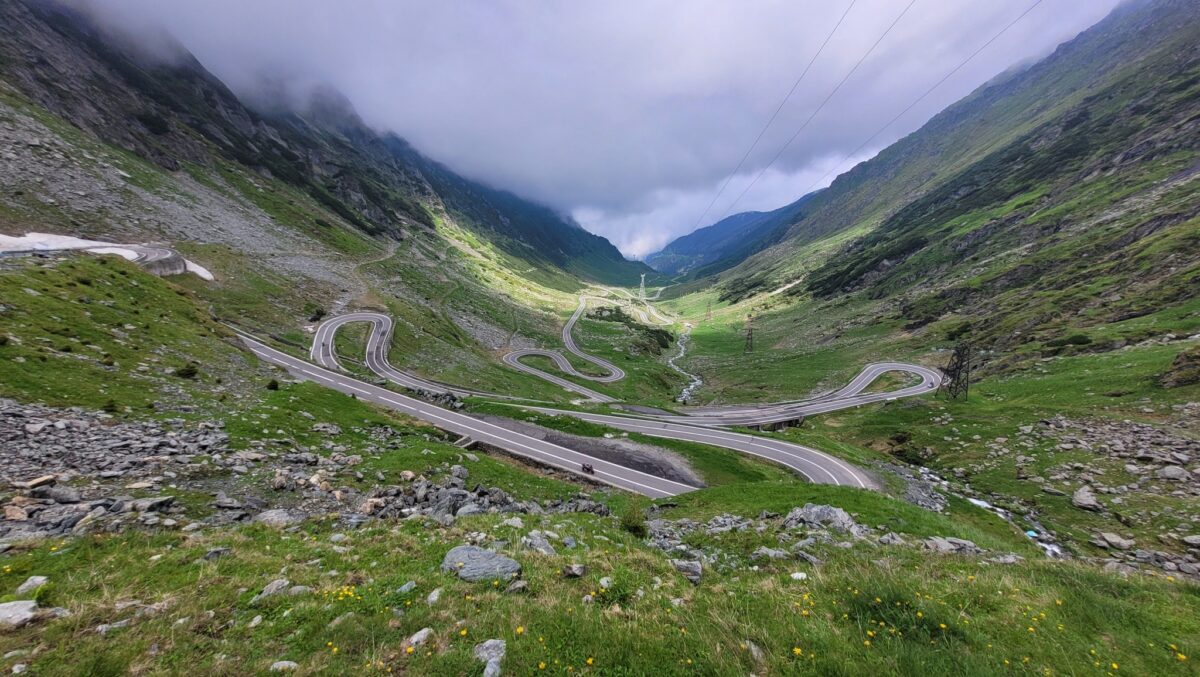 foto: inspecție pe transfăgărășan - se verifică dacă drumul poate fi deschis circulației