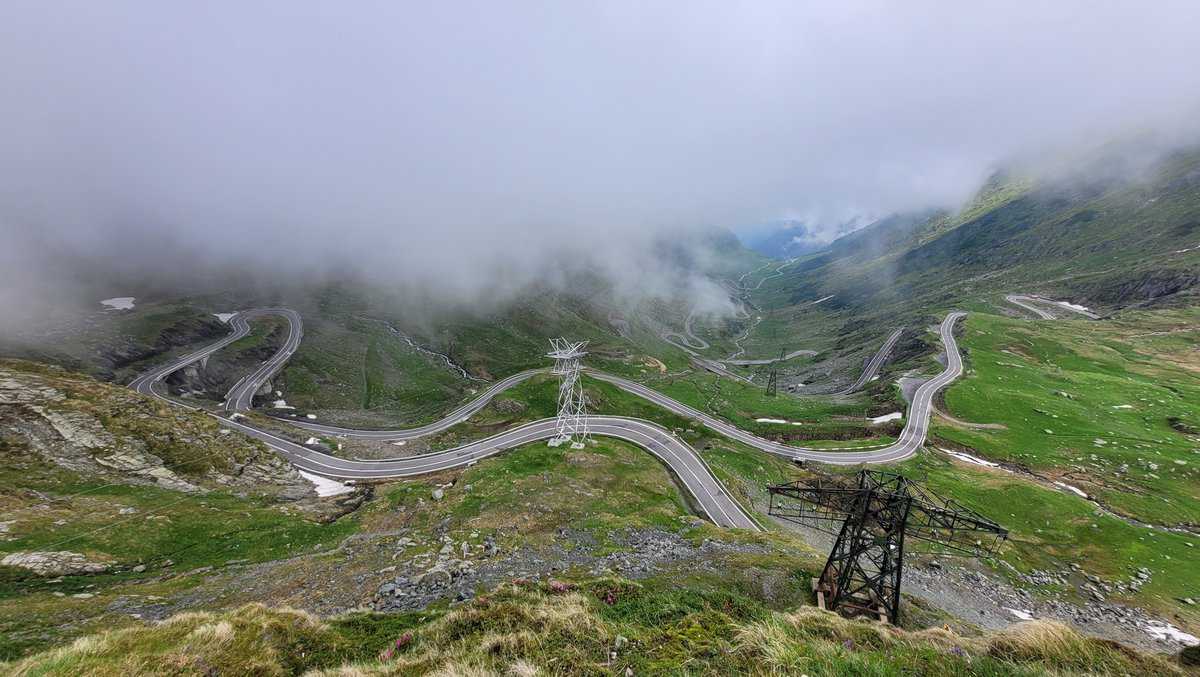 foto: inspecție pe transfăgărășan - se verifică dacă drumul poate fi deschis circulației