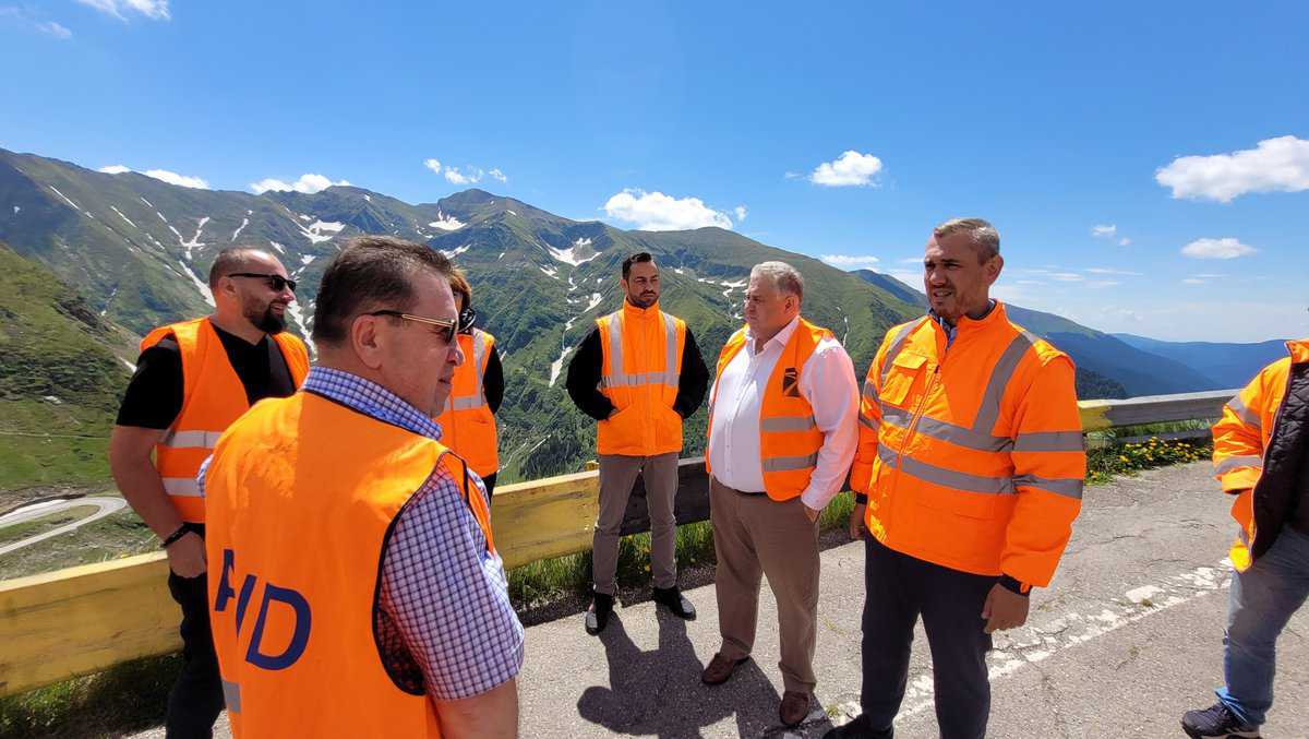 foto: inspecție pe transfăgărășan - se verifică dacă drumul poate fi deschis circulației