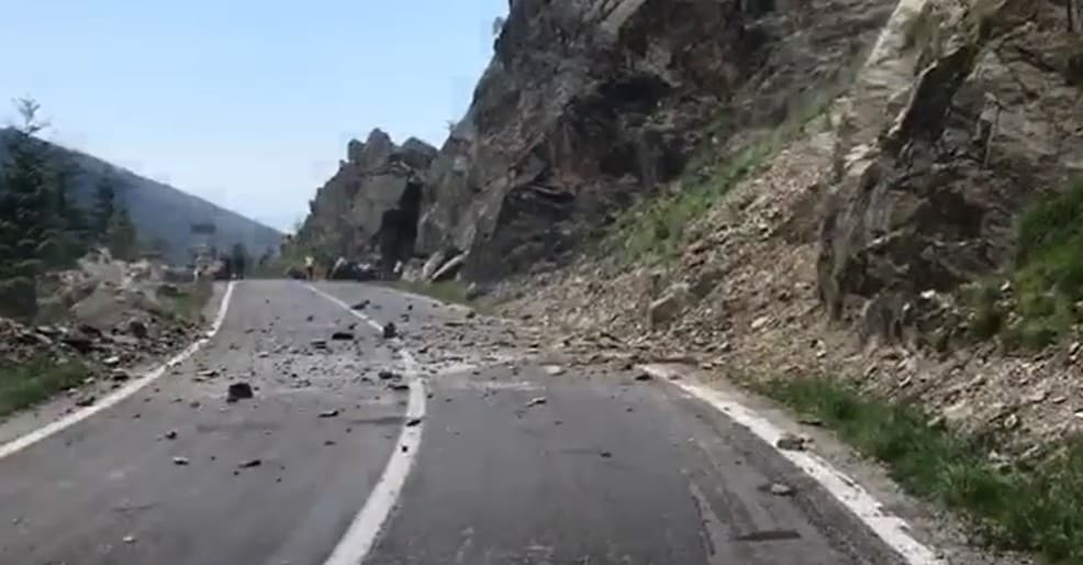 trafic blocat pe transfăgărășan - au căzut pietre pe versanți