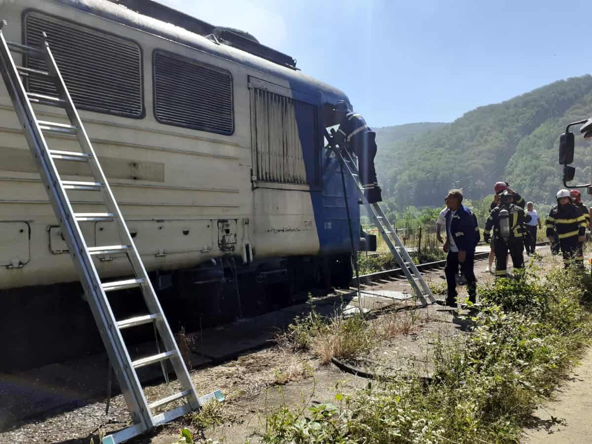 VIDEO: Tren care circula din Sibiu spre Vâlcea, în flăcări - Șaptezeci de călători, evacuați la Călimănești