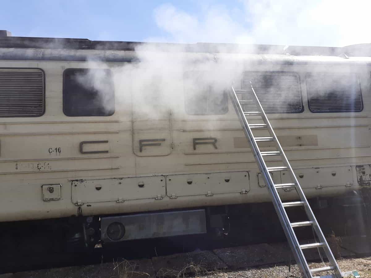 VIDEO: Tren care circula din Sibiu spre Vâlcea, în flăcări - Șaptezeci de călători, evacuați la Călimănești