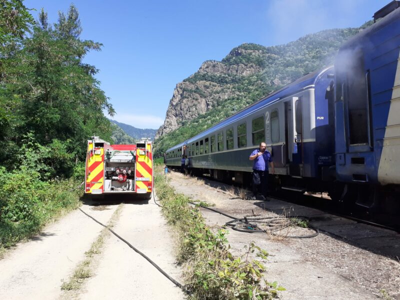 VIDEO: Tren care circula din Sibiu spre Vâlcea, în flăcări - Șaptezeci de călători, evacuați la Călimănești