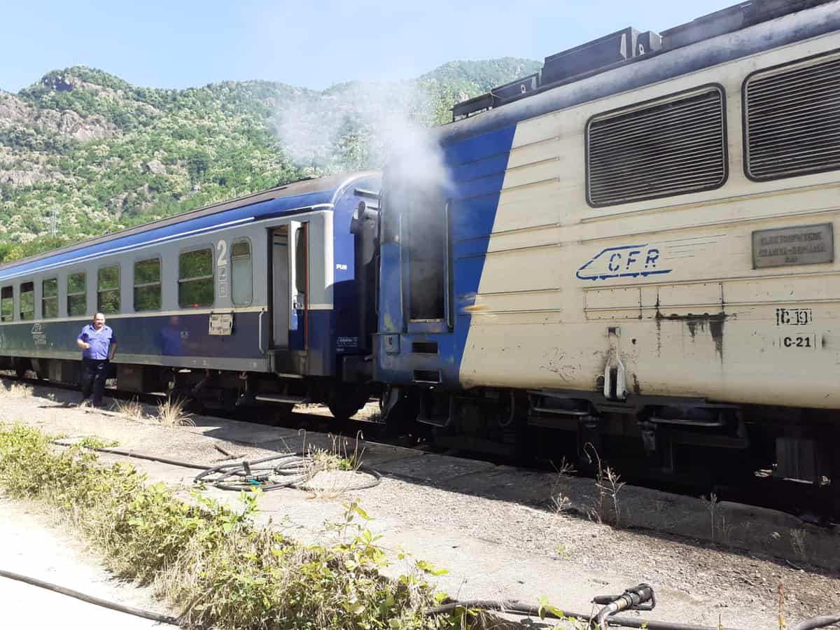 VIDEO: Tren care circula din Sibiu spre Vâlcea, în flăcări - Șaptezeci de călători, evacuați la Călimănești