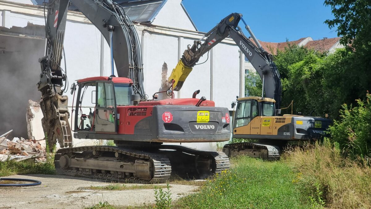 VIDEO FOTO - A început construcția primului mall din Cisnădie, în locul fostei fabrici de covoare - Va fi gata în primăvara lui 2023