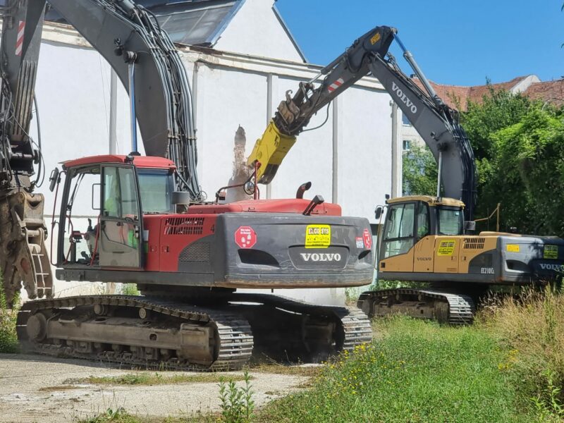 VIDEO FOTO - A început construcția primului mall din Cisnădie, în locul fostei fabrici de covoare - Va fi gata în primăvara lui 2023