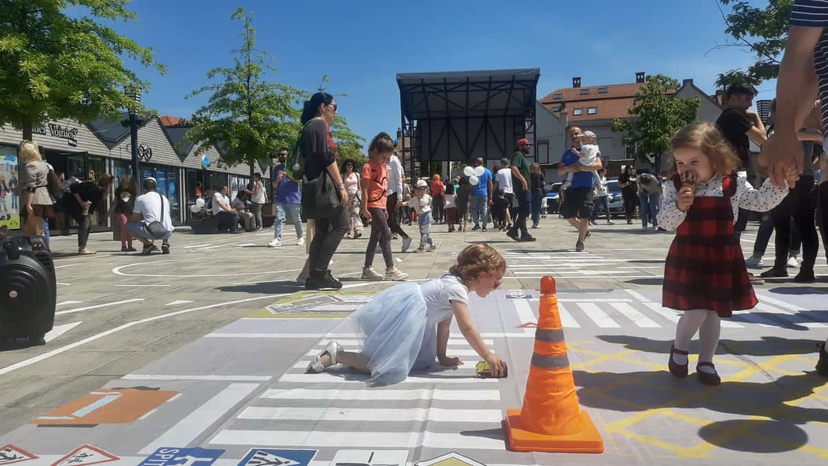 video foto: sute de copii, la evenimentul organizat de poliția sibiu - au învățat reguli de circulație, s-au urcat la volanul mașinilor și au tras cu arma