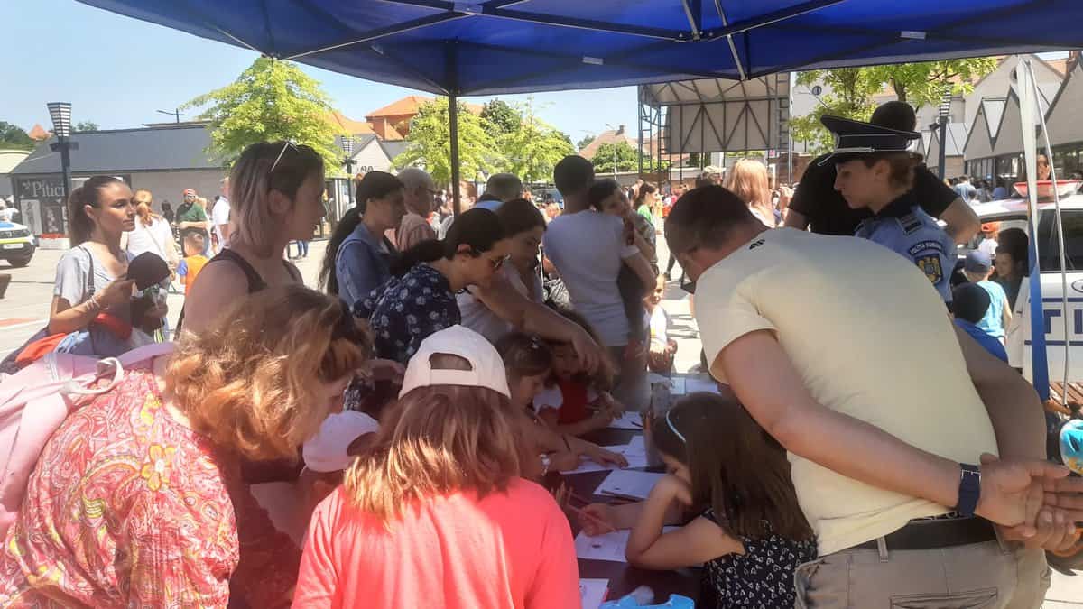 video foto: sute de copii, la evenimentul organizat de poliția sibiu - au învățat reguli de circulație, s-au urcat la volanul mașinilor și au tras cu arma