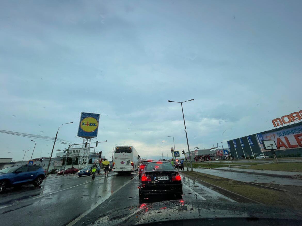 foto femeie lovită pe trecerea de pietoni de un autocar în zona shopping city vizavi de lidl