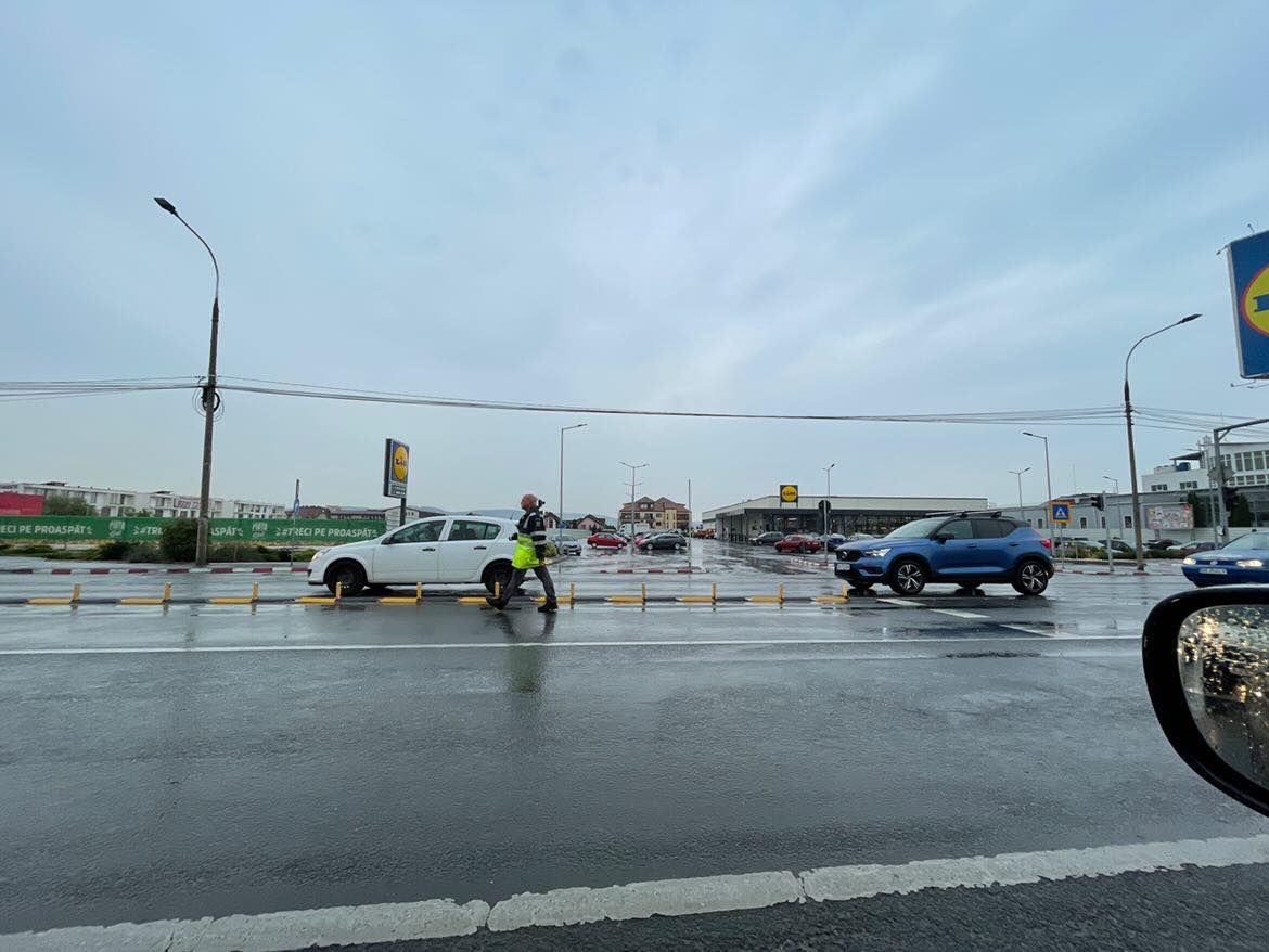 foto femeie lovită pe trecerea de pietoni de un autocar în zona shopping city vizavi de lidl