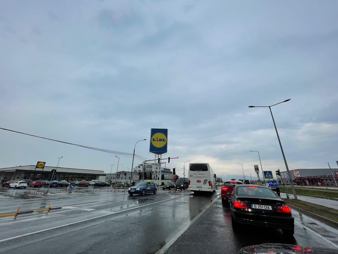 foto femeie lovită pe trecerea de pietoni de un autocar în zona shopping city vizavi de lidl