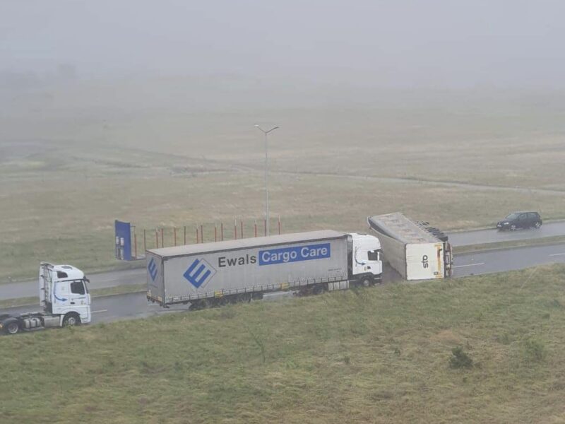 FOTO: Remorcă de TIR răsturnată de vânt în Avantgarden