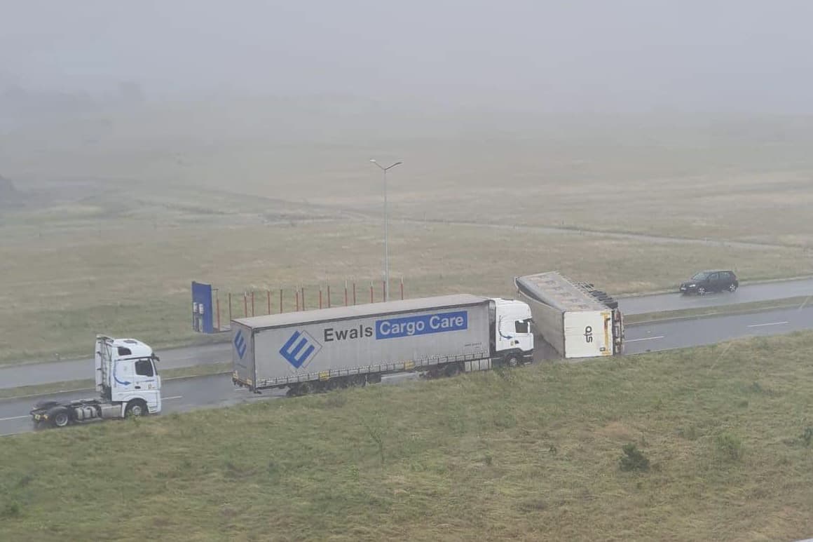 FOTO: Remorcă de TIR răsturnată de vânt în Avantgarden