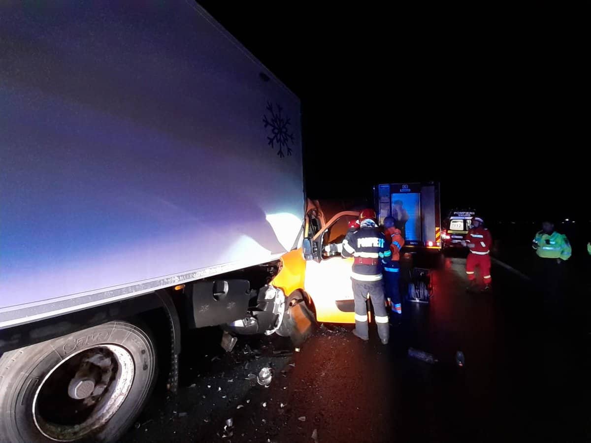 FOTO: Accident mortal pe Valea Oltului la Brezoi - Un microbuz s-a izbit de un TIR