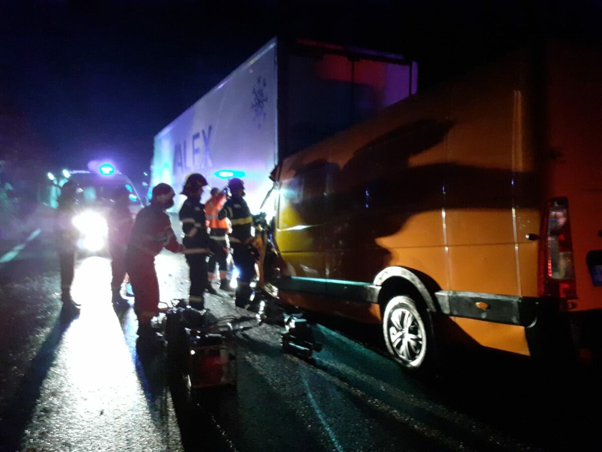 FOTO: Accident mortal pe Valea Oltului la Brezoi - Un microbuz s-a izbit de un TIR