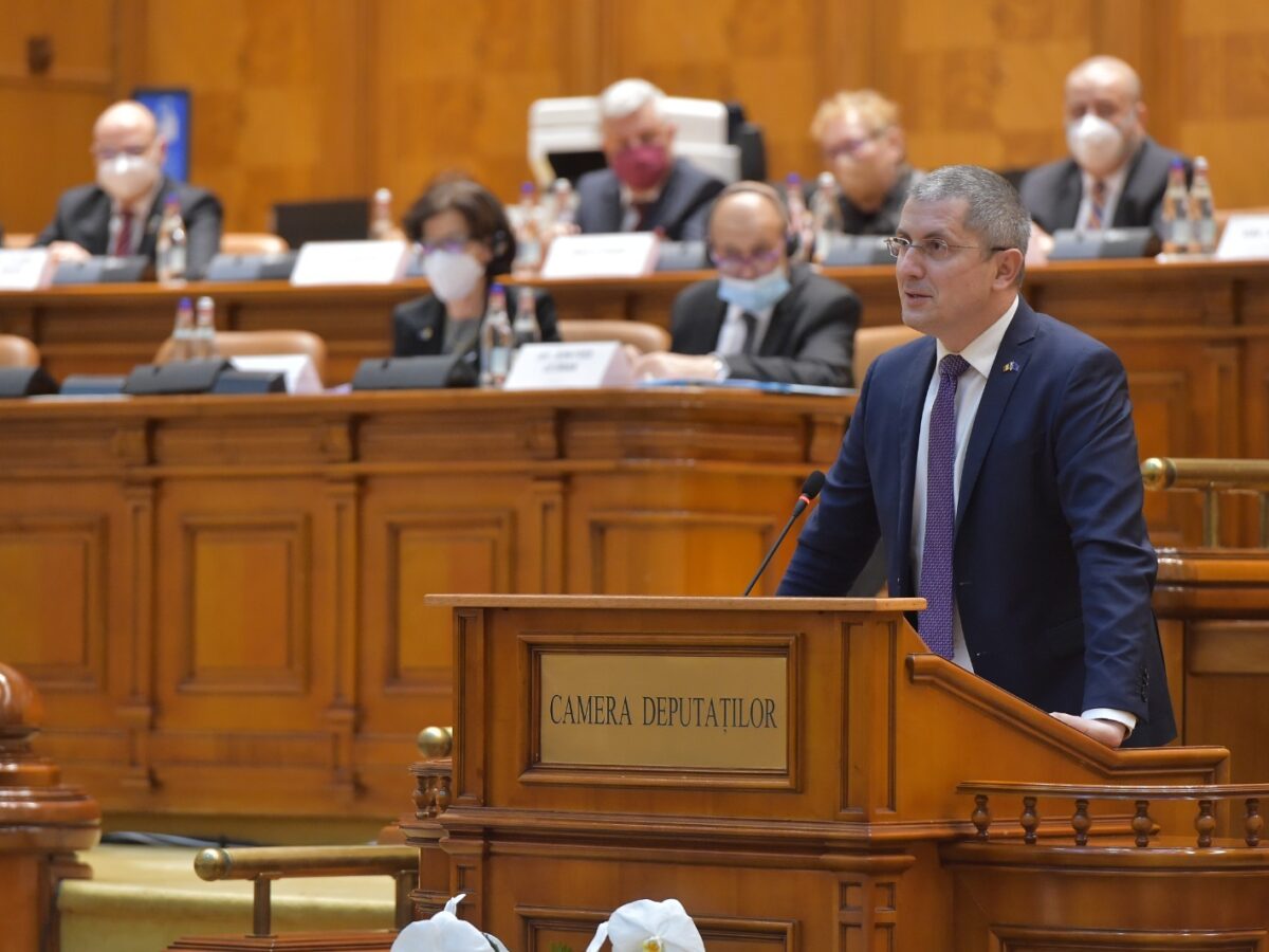 Dan Barna, vicepreședinte USR: „Guvernul socialist cu epoleți PSD-PNL-UDMR a modificat din pix Codul fiscal pentru a introduce noi taxe. Muncești două ore, PSD-PNL-UDMR te taxează cât pentru opt ore”