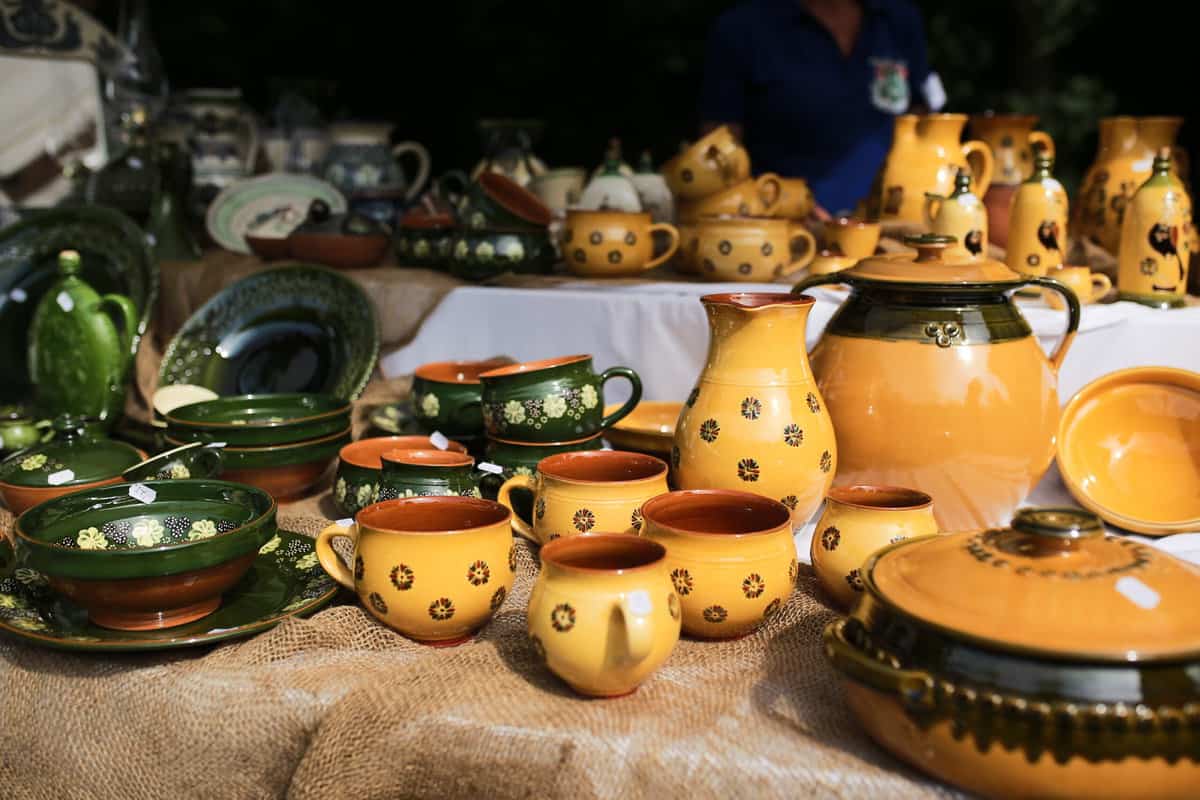 frumos. ceramic. folositor. ceramică utilitară - un altfel de târg al olarilor în muzeul în aer liber din dumbrava sibiului