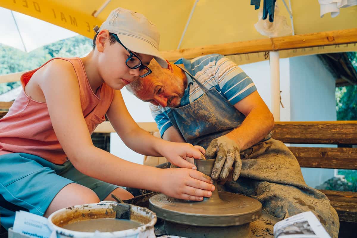 frumos. ceramic. folositor. ceramică utilitară - un altfel de târg al olarilor în muzeul în aer liber din dumbrava sibiului