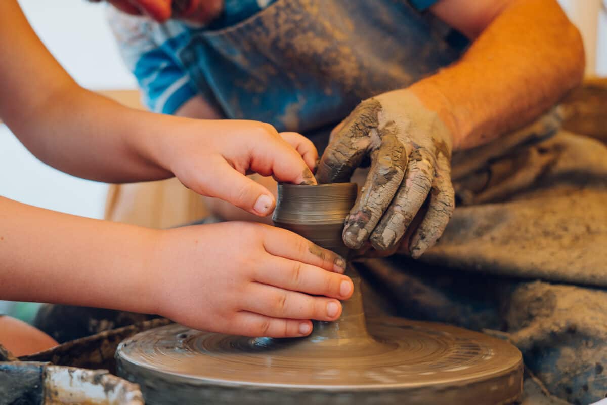 frumos. ceramic. folositor. ceramică utilitară - un altfel de târg al olarilor în muzeul în aer liber din dumbrava sibiului