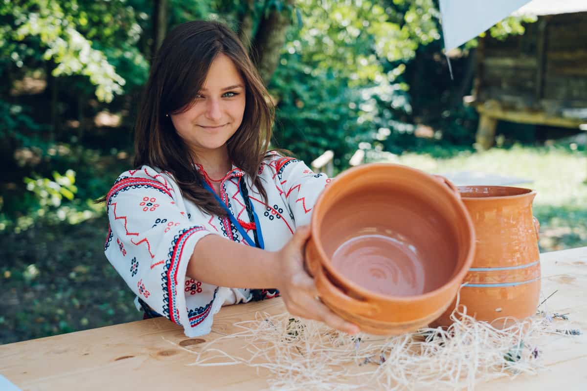 frumos. ceramic. folositor. ceramică utilitară - un altfel de târg al olarilor în muzeul în aer liber din dumbrava sibiului