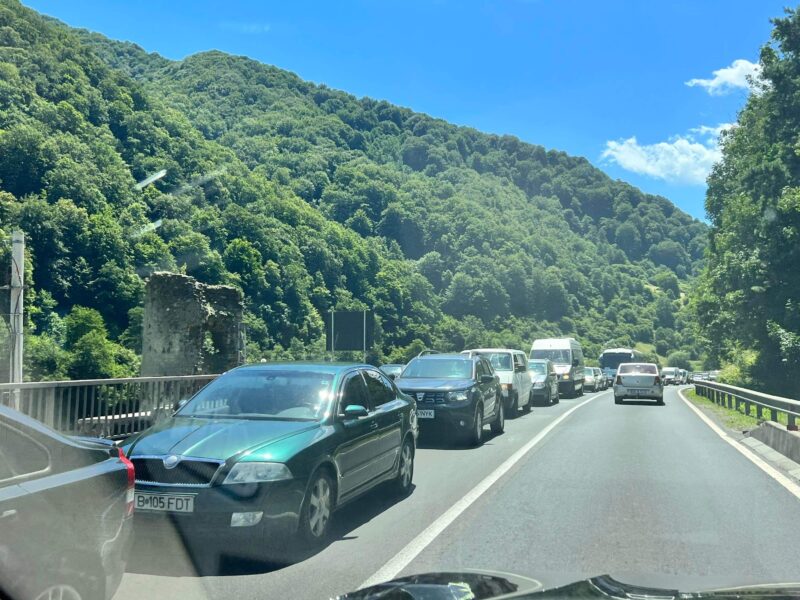 trafic cu viteza melcului pe valea oltului. restricții în două zone din cauza lucrărilor