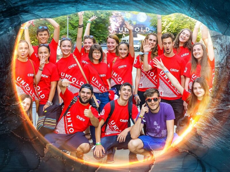 UNTOLD DESCHIDE ÎNSCRIERILE PENTRU VOLUNTARI - 2.000 de tineri sunt așteptați să facă voluntariat în universul magic de la Cluj-Napoca