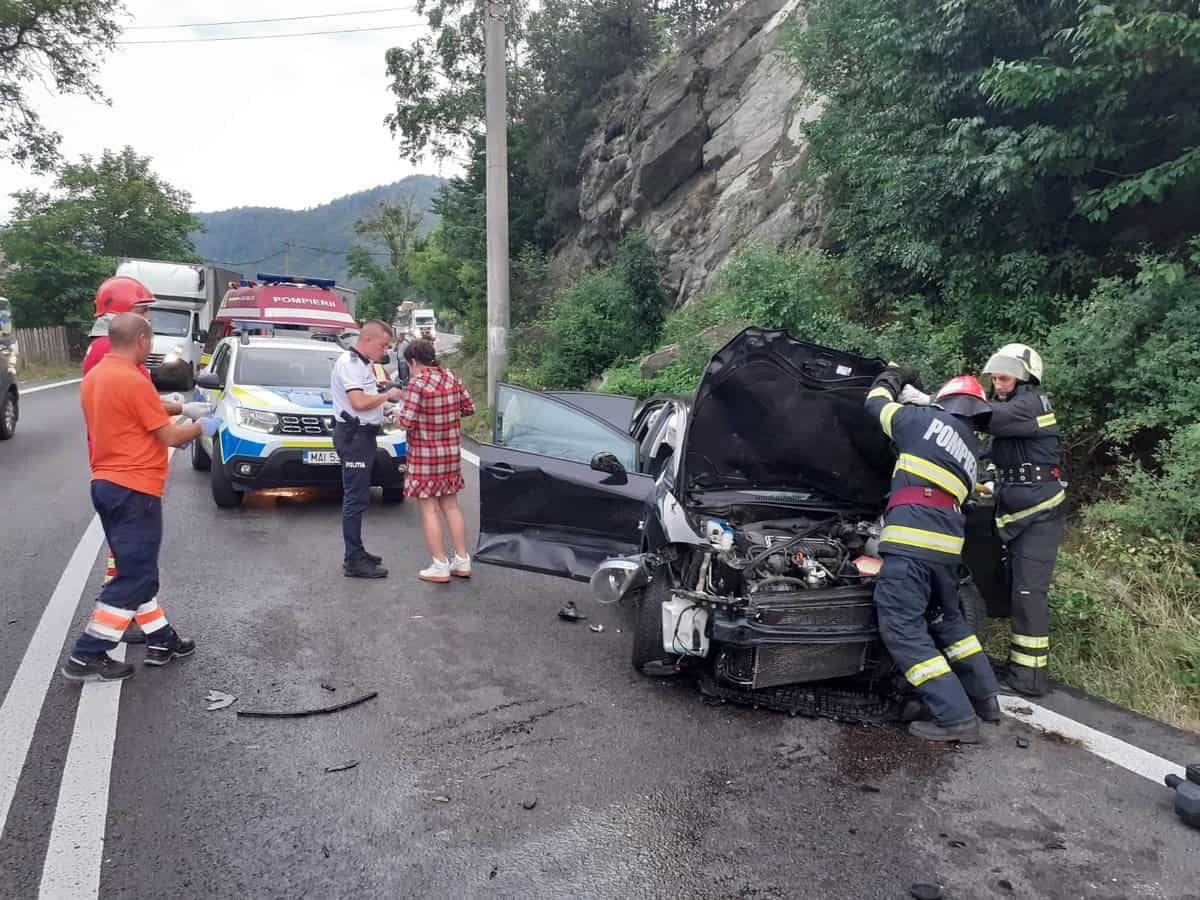 Accident pe Valea Oltului la Racovița - O persoană rănită, transportată la spital