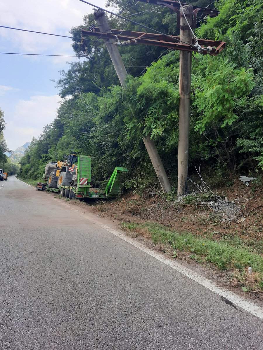 Accident feroviar cu 7 victime la Călimănești - Un tren a lovit trei stâlpi de curent doborâți de un TIR