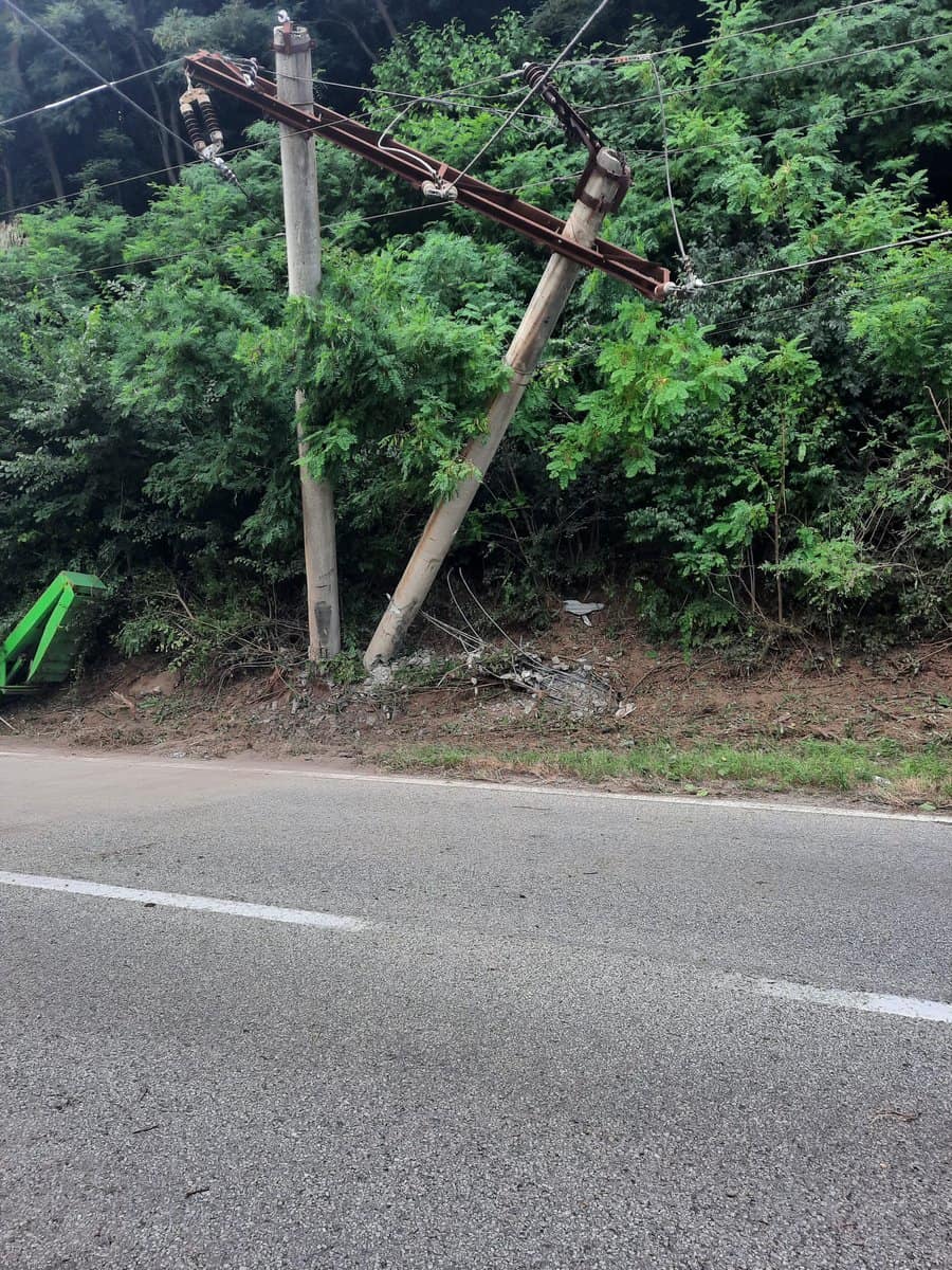 Accident feroviar cu 7 victime la Călimănești - Un tren a lovit trei stâlpi de curent doborâți de un TIR