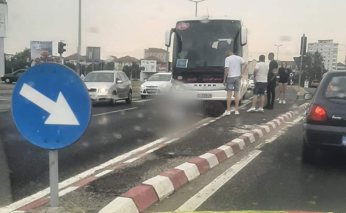 foto femeie lovită pe trecerea de pietoni de un autocar în zona shopping city vizavi de lidl