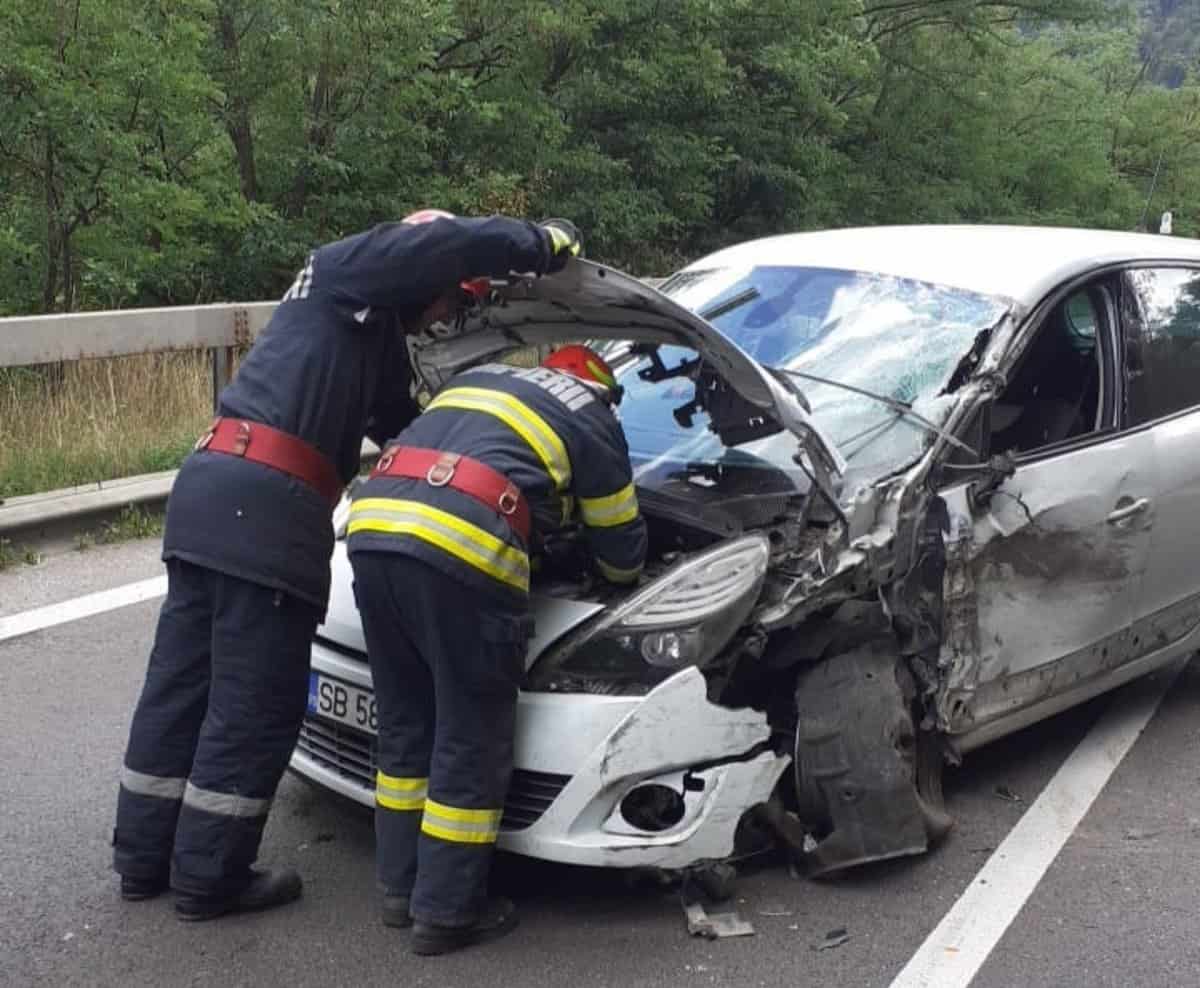 update: accident cu o mașină și un tir pe valea oltului la balota