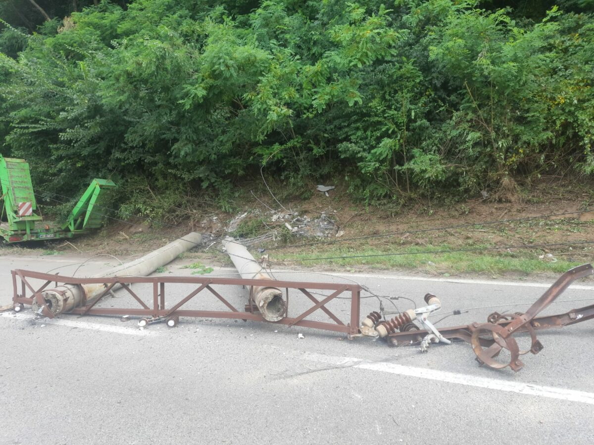 accident feroviar cu 7 victime la călimănești - un tren a lovit trei stâlpi de curent doborâți de un tir