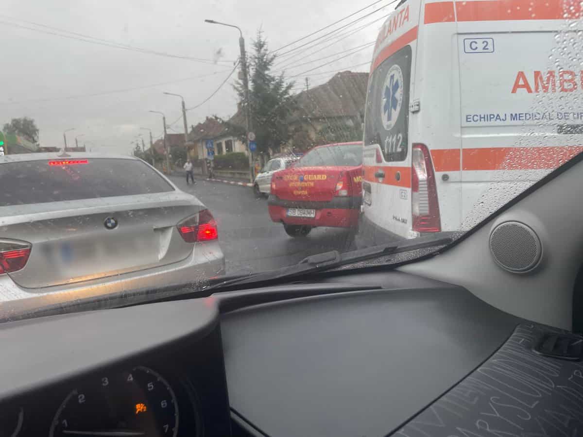 FOTO: Accident în sensul giratoriu dintre străzile Moldoveanu și Ștefan cel Mare - O femeie rănită