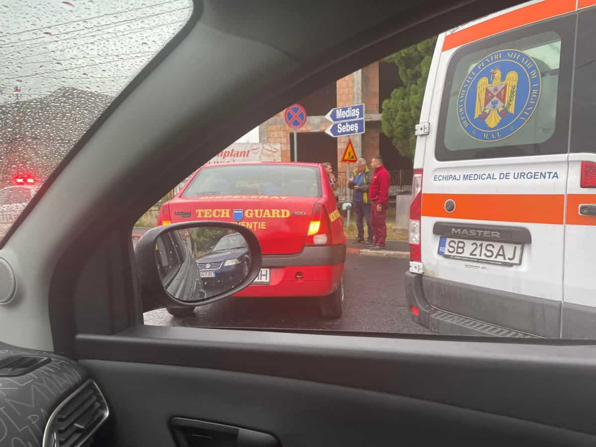 FOTO: Accident în sensul giratoriu dintre străzile Moldoveanu și Ștefan cel Mare - O femeie rănită