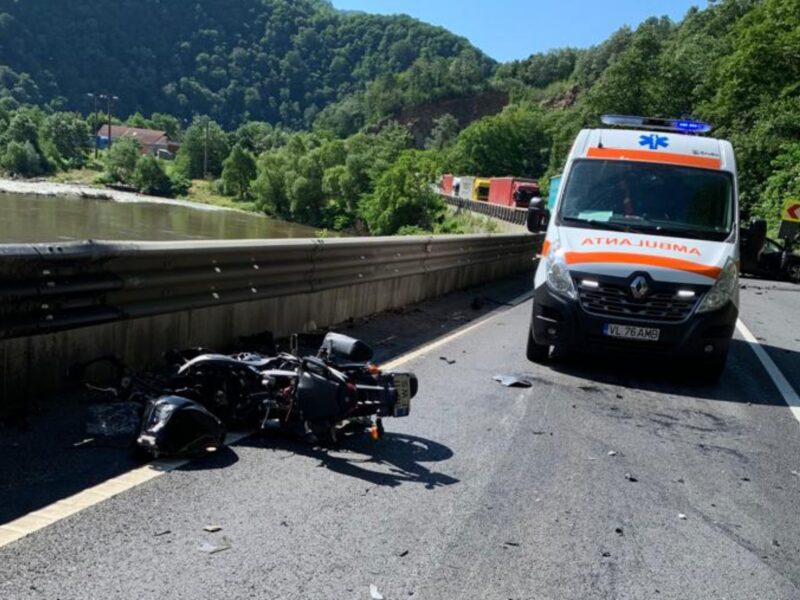 foto: accident pe dn7 între lazaret și câineni - motociclist în stare gravă