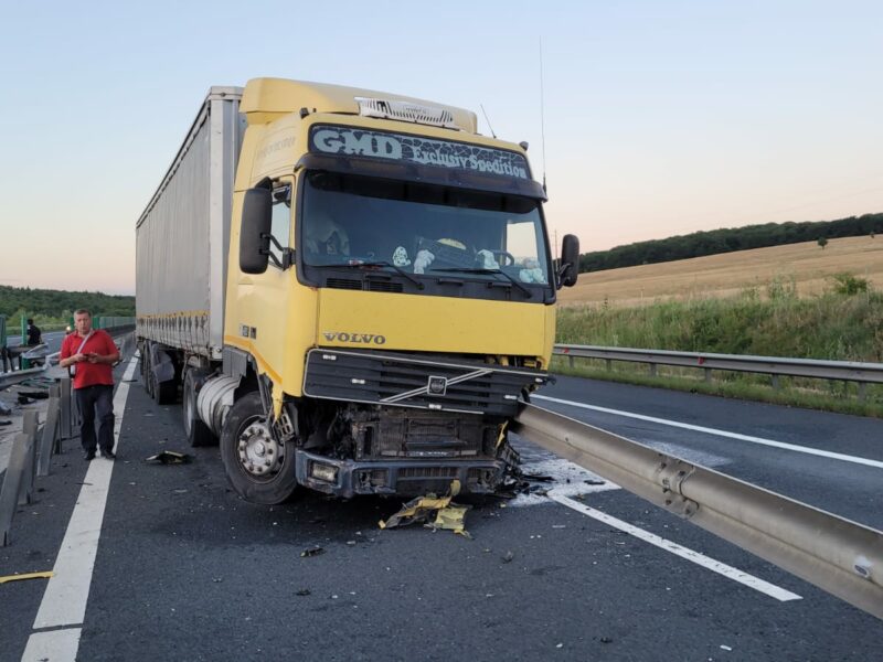 VIDEO: Accident pe autostrada A1 Sibiu - Deva. Un TIR a intrat în parapet după ce a explodat o roată