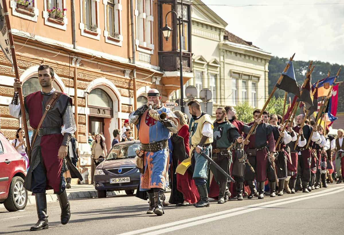 paradă medievală, animație stradală și concerte, în weekend la festivalul "mediaș cetate medievală"