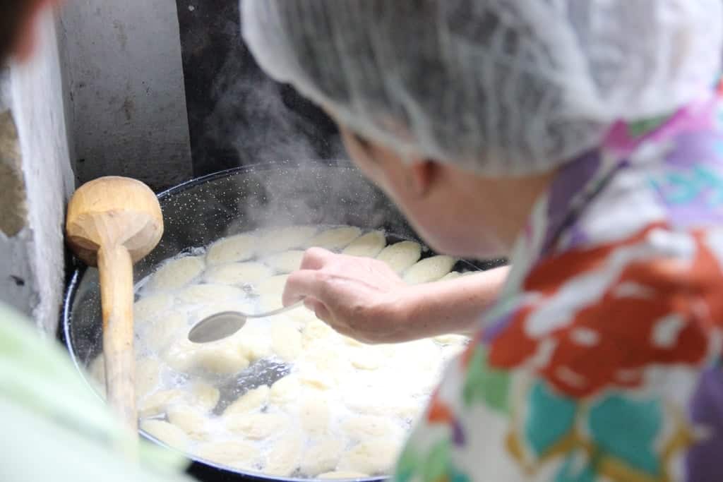 maraton gastronomic la muzeul astra în weekend - cu balmoș, papricaș de miel și ciorbă de raci