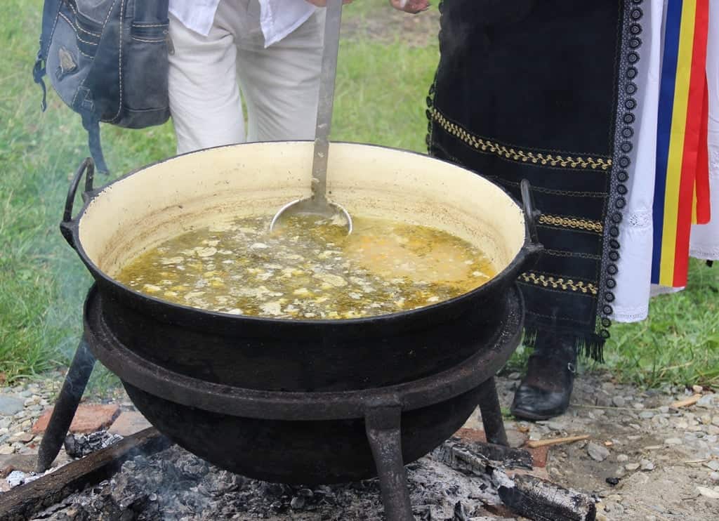 maraton gastronomic la muzeul astra în weekend - cu balmoș, papricaș de miel și ciorbă de raci