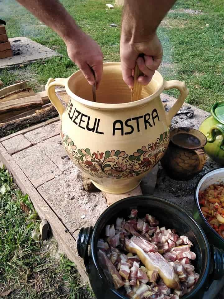 maraton gastronomic la muzeul astra în weekend - cu balmoș, papricaș de miel și ciorbă de raci