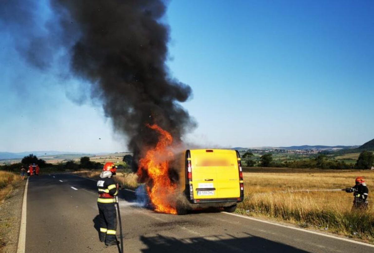 video: incendiu între nucet și cornățel - a luat foc un microbuz