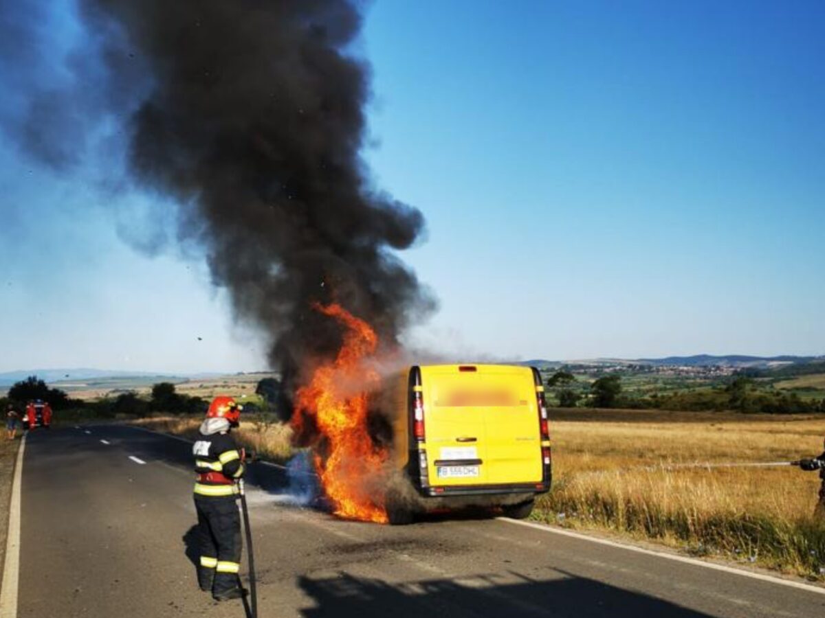 video: incendiu între nucet și cornățel - a luat foc un microbuz