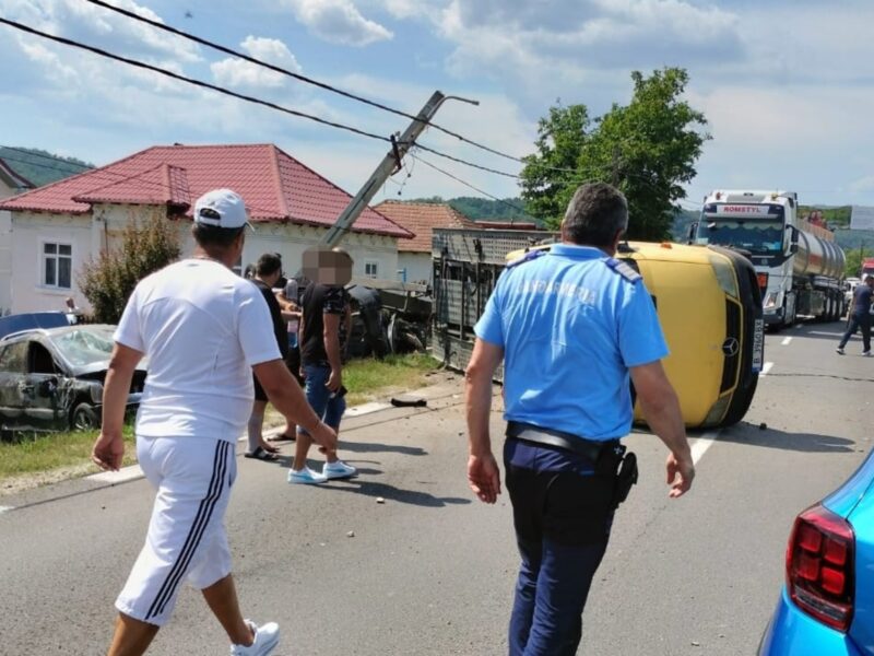 Doi jandarmi sibieni au intervenit la un accident în Argeș - Se întorceau dintr-o misiune de la București