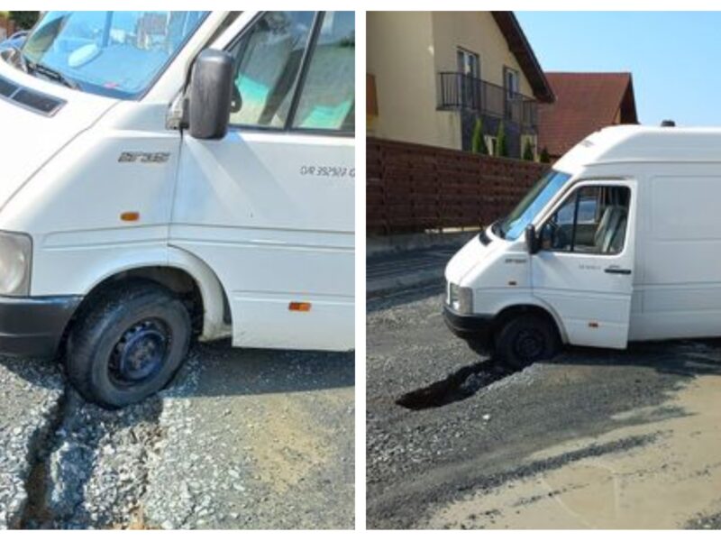 foto - un șofer a rămas cu mașina blocată într-o groapă de pe strada petru rareș din șelimbăr