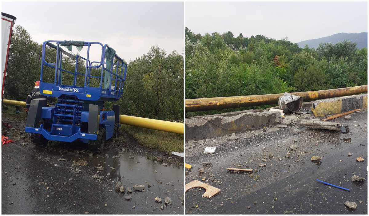 Un TIR încărcat cu nacele s-a izbit de parapet la Călimănești - Pericol de incendiu după ce rezervorul de motorină s-a spart